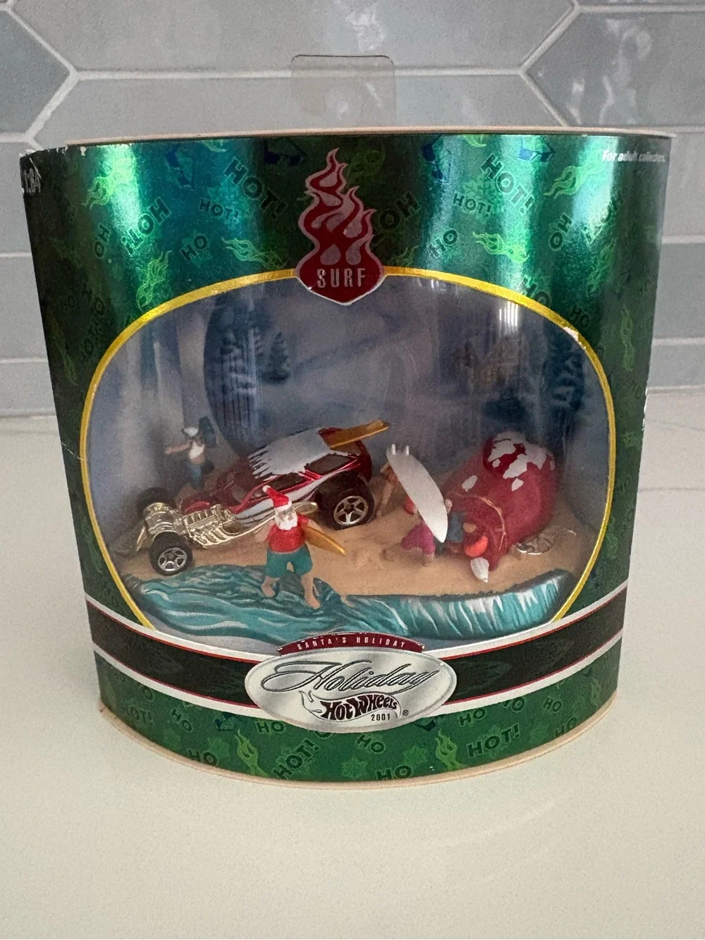 2001 Mattel Hot Wheels Holiday Series Santa Holiday Surf Crate Diorama 1:64Scale